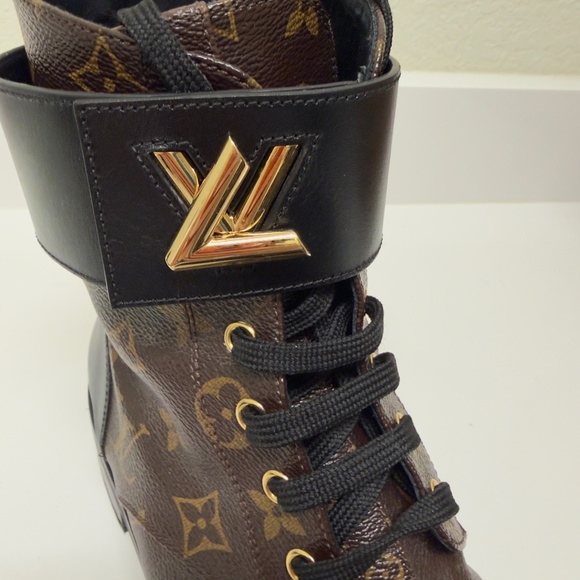 LOUIS VUITTON Woman Calfskin Monogram Wonderland Flat Ranger Boots Black. - Picture 2 of 16